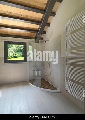 Interieur Aufnahmen von einem modernen Bad, im Vordergrund runden Zähler nach oben Waschbecken auf hte Marmor im Hintergrund das Bidet und das WC-Schüssel die Stockfoto