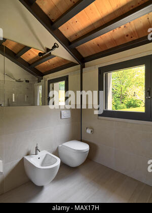 Interieur Aufnahmen von einem modernen Bad, im Vordergrund die Toilette und das Bidet der Boden aus Holz ist Stockfoto