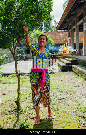 In Ubud, Indonesien - März 01, 2016: Balinesische Frau in traditioneller Kleidung die Darbringung im Tempel, Ubud, Bali, Indonesien am 01. März 2016 Stockfoto