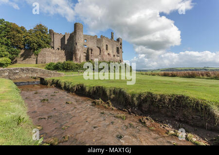 Laugharne Burg und Brücke, Carmarthenshire Stockfoto