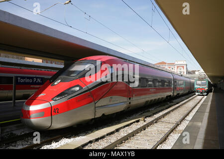 Weingut Frecciarossa 1000 (ETR 400) 400 km/h schnellen am Bahnhof Torino Porta Nuova, Italien. Stockfoto