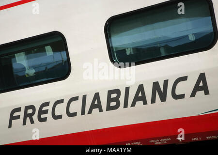 Italienische Bahn ETR 460 Frecciabianca pendolino (Kippen) High speed am Bahnhof Torino Porta Nuova Bahnhof warten. Stockfoto