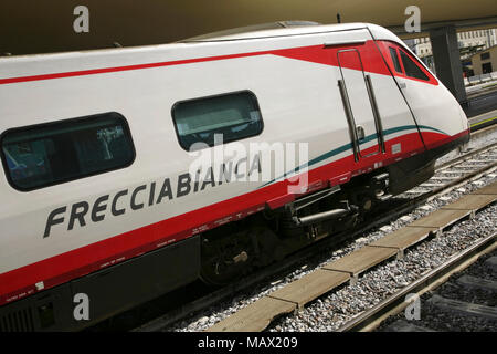 Italienische Bahn ETR 460 Frecciabianca pendolino (Kippen) High speed am Bahnhof Torino Porta Nuova Bahnhof warten. Stockfoto