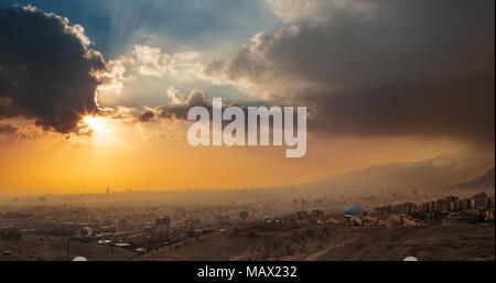 Panorama Blick auf den Sonnenuntergang von Teheran Stadt Die Hauptstadt von Iran mit dramatischen Himmel Stockfoto