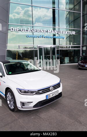 DRESDEN, Deutschland - 2. APRIL 2018: Plug-in-Hybrid Electric Auto Volkswagen Golf GTE steht auf der Seite der Ladestation vor dem Glaserne Manufaktur-Tran Stockfoto