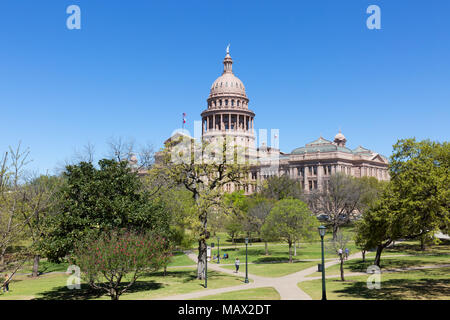 Texas State Capitol Building an einem sonnigen Frühlingstag, Austin, Texas, Vereinigte Staaten von Amerika Stockfoto