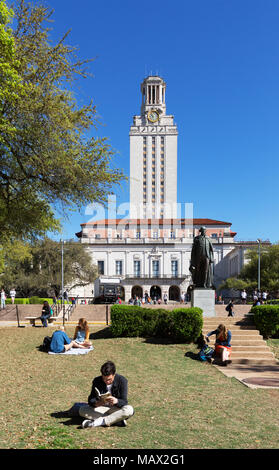 Studenten lesen auf dem Gras in der Frühlingssonne, an der Universität von Texas in Austin, Austin, Texas, USA Stockfoto