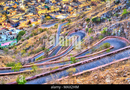 Kurvenreiche Straße zu Nahargarh Fort von Jaipur, Rajasthan, Indien Stockfoto