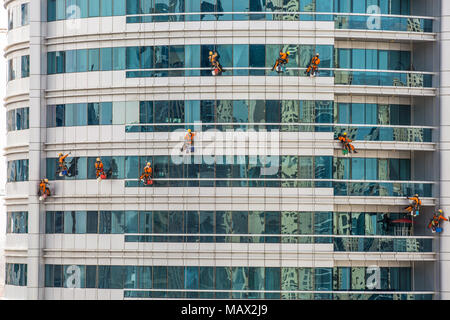 Team von Klettern Arbeiter und Reinigung von Windows Service auf hohes Gebäude. Stockfoto