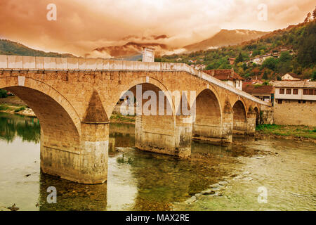 Stara Cuprija Brücke oder Konjic Brücke über den Fluss Neretva eine osmanische Brücke ein kulturelles Erbe in Konjic Stadt Bosnien und Herzegowina inspiriert Stockfoto