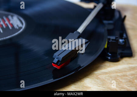 Vinyl ist wieder in. ein Plattenspieler mit dem Stift auf der Aufzeichnung Stockfoto