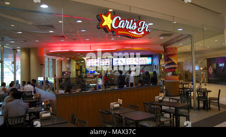 Singapur - APR 2 2015: Carl's Jr. ist eine US-amerikanische-basierte quick service Restaurant Kette, die in 44 Staaten und 38 Ländern und U.S. Territorien Stockfoto