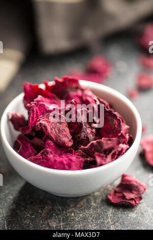 Getrocknete rote Beete Chips in der Schüssel. Stockfoto