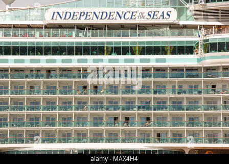 Nahaufnahme der Seite des Kreuzfahrtschiff Unabhängigkeit der Meere, Kabinen und Balkone Stockfoto