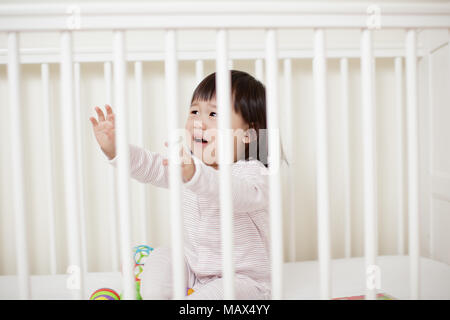 Schreiendes Baby Mädchen im Kinderbett Stockfoto