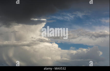 Große Wolken Thunderstorms für Hintergründe, regnerischen Wolken ziehen über den Himmel, regnerischen Wetter Stockfoto