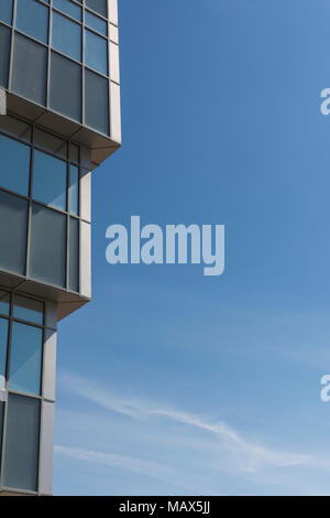 Fassade des modernen Gebäude, Bürogebäude, geschäftlichen Hintergrund Gebäude aus Stahl und Glas auf einem blauen Himmel Hintergrund Stockfoto