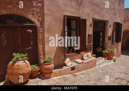 Street Café bei "versteckte Stadt' von Monemvasia am Peloponnes in Griechenland Stockfoto