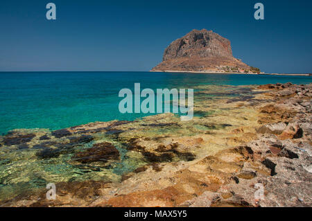 Das kristallklare Wasser von Monemvasia Küste am Peloponnes in Griechenland Stockfoto