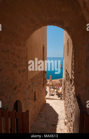 Passage 'versteckte Stadt' von Monemvasia am Peloponnes in Griechenland Stockfoto