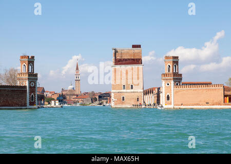 Die Porta Nuova Turm und Eingang Nord Arsenale, Castello, Venedig, Venetien, Italien von der Lagune gesehen, Arsenale war eine mittelalterliche Werft und Arm Stockfoto