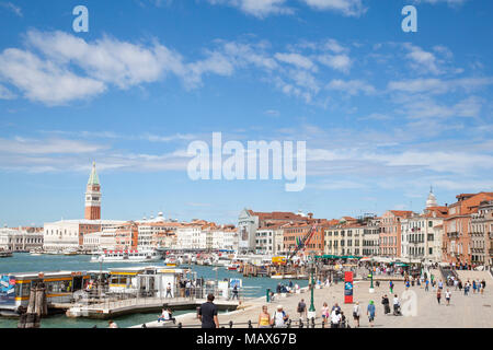 Ansicht von Riva Ca' di Dio und Riva degli Schiavoni, Castello, Venice, Italien Blick über St. Marks Becken und dem Arsenale Vaporetto-haltestelle Stockfoto