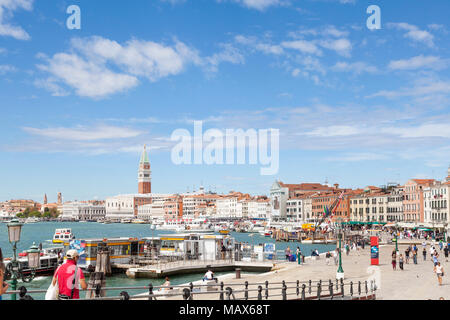 Ansicht von Riva Ca' di Dio und Riva degli Schiavoni, Castello, Venice, Italien Blick über St. Marks Becken und dem Arsenale Vaporetto-haltestelle Stockfoto