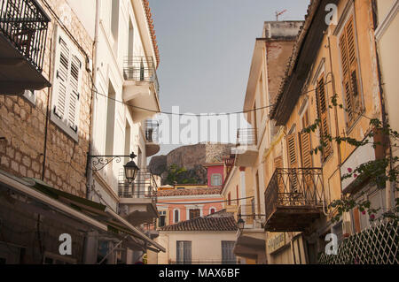 Straße der Stadt Nafplio mit Blick auf die Festung Palamidi auf Peloponnes in Griechenland Stockfoto