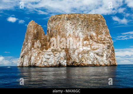 Scharfe Felsen oder Insel namens León Dormido, in der Nähe der Küste der Insel San Cristobal Galapagos Stockfoto