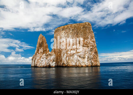 Scharfe Felsen oder Insel namens León Dormido, in der Nähe der Küste der Insel San Cristobal Galapagos Stockfoto