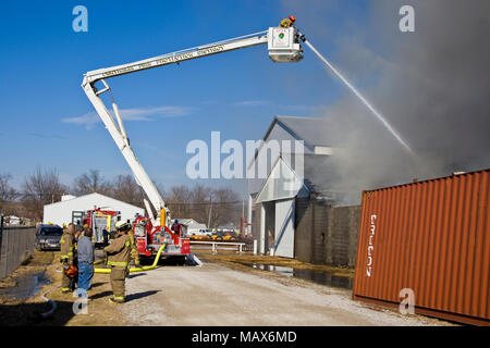 63818-02302 Brandbekämpfung Löschmittel Lager Feuer mit Drehleiter Fahrzeug, Salem, IL Stockfoto