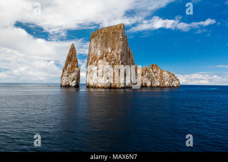 Scharfe Felsen oder Insel namens León Dormido, in der Nähe der Küste der Insel San Cristobal Galapagos Stockfoto