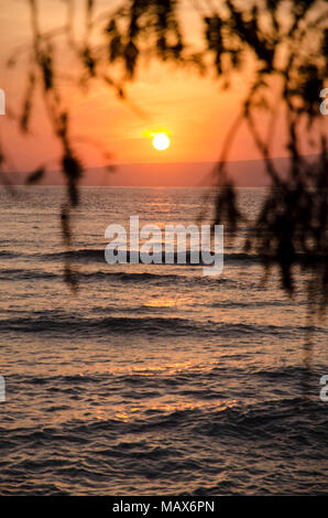 Gili Air Meer bei Sonnenaufgang. Sonnenaufgang über dem Meer Stockfoto