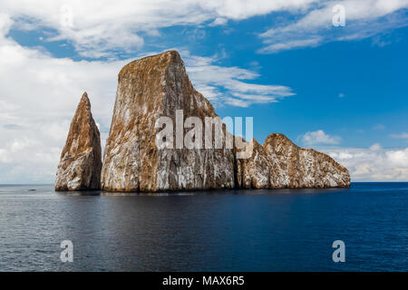 Scharfe Felsen oder Insel namens León Dormido, in der Nähe der Küste der Insel San Cristobal Galapagos Stockfoto