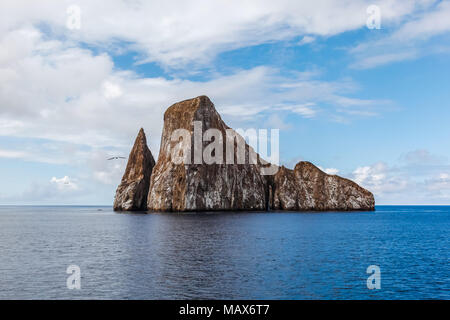 Scharfe Felsen oder Insel namens León Dormido, in der Nähe der Küste der Insel San Cristobal Galapagos Stockfoto