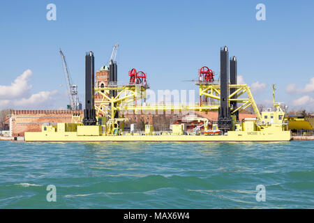 MOSE 1-Buchse bis Schiff für den Transport von den Toren der venezianischen Lagune gegen Acqua Alta Überschwemmung, Arsemale, Castello, Venice, Italien zu schließen. Es hat n Stockfoto