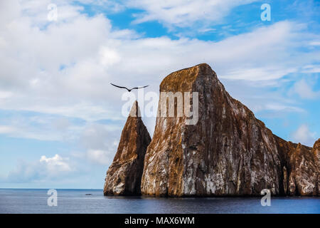 Scharfe Felsen oder Insel namens León Dormido, in der Nähe der Küste der Insel San Cristobal Galapagos Stockfoto