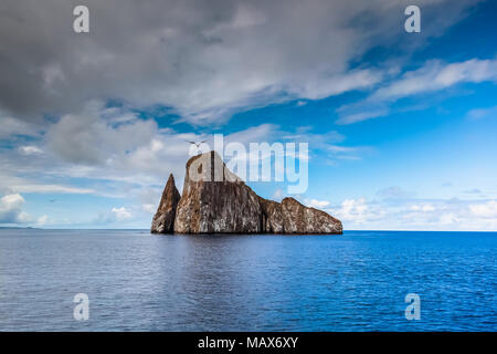 Scharfe Felsen oder Insel namens León Dormido, in der Nähe der Küste der Insel San Cristobal Galapagos Stockfoto