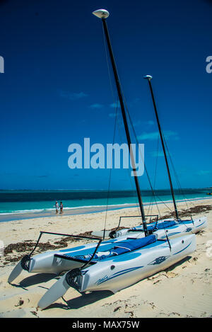 Katamaran Yacht oder Segelboot Strände auf dem goldenen Sand an einem tropischen Strand in den Turks- und Caicosinseln an einem heißen Sommertag für einen idyllischen Sommer v Stockfoto