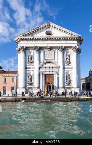 Fassade der Gesuati Kirche auf Zattere, Cannaregio, Venice, Italien von den Giudecca Kanal Stockfoto