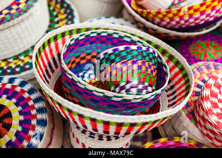 Pflanzliche Faser Körbe, toquilla Stroh, mit verschiedenen Farben die Handwerker Markt gemalt. Stockfoto