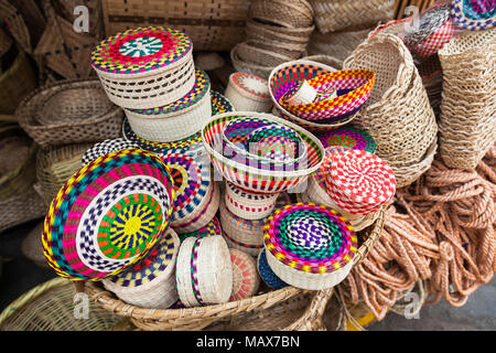 Pflanzliche Faser Körbe, toquilla Stroh, mit verschiedenen Farben die Handwerker Markt gemalt. Stockfoto