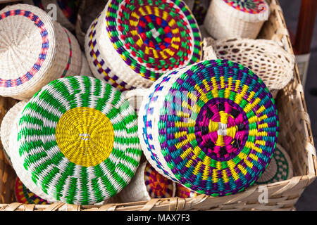 Pflanzliche Faser Körbe, toquilla Stroh, mit verschiedenen Farben die Handwerker Markt gemalt. Stockfoto