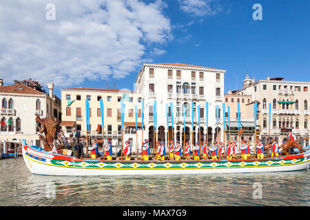 Das Boot von Caorle eine 24 oar Salute während der Regata Storica, (Regatta) Canal Grande, Venedig, Venetien, Italien mit Ruderer im Kostüm während des Th Stockfoto