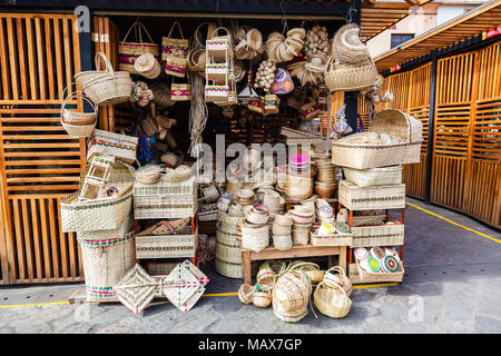 Pflanzliche Faser Körbe, toquilla Stroh, mit verschiedenen Farben die Handwerker Markt gemalt. Stockfoto