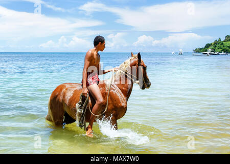 Junger Mann Reiten am Strand auf der Insel Taveuni, Fidschi. Taveuni ist die drittgrößte Insel in Fidschi. Stockfoto