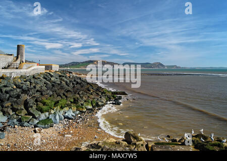 UK, Dorset, Lyme Regis, Gun Cliff Walk & Kirche Cliff Beach suchen über die Lyme Bay in Richtung Golden Cap & Der Jurassic Küste Stockfoto