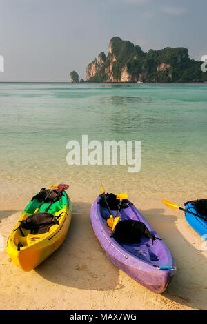 Bunte Kajaks am Strand von Ao Loh Dalum auf Phi Phi Don Island, Provinz Krabi, Thailand. Koh Phi Phi Don ist Teil eines marine National Park. Stockfoto