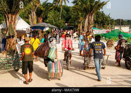 Menschen zu Fuß in Ton Sai Village auf Koh Phi Phi Don Island, Krabi Thailand. Koh Phi Phi Don ist ein Teil der Marine National Park. Stockfoto