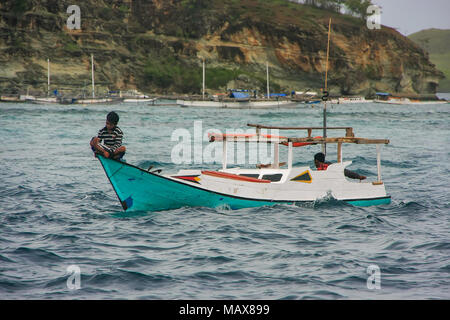 Lokale Mann, der traditionellen Boot im Komodo Nationalpark, Nusa Tenggara, Indonesien. Die meisten Menschen im Komodo National Park leben, Stockfoto